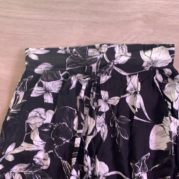 Pants with flower - Picture 2 of 3